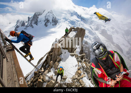 Mont Blanc von der Aiguille Du Midi über Chamonix, Frankreich mit Bergsteiger auf der Cosmiques Arete, Klettern die Leiter für den Zugriff auf Stockfoto