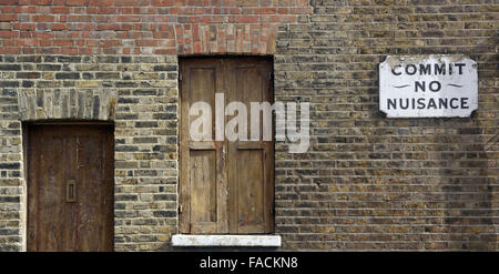 Kein Ärgernis Warnschild am alten London-Mauer zu begehen Stockfoto