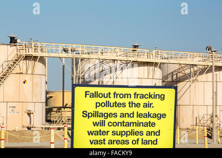 Ein Fracking-LKW auf einer Website als Fracking in der Nähe von Wasco im kalifornischen Central Valley, USA. Fracking für Erdgas und Erdöl, hat r Stockfoto