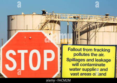 Ein Fracking-LKW auf einer Website als Fracking in der Nähe von Wasco im kalifornischen Central Valley, USA. Fracking für Erdgas und Erdöl, hat r Stockfoto