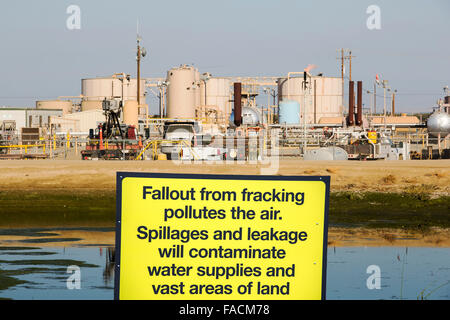 Ein Fracking Seite Fracking in der Nähe von Wasco im kalifornischen Central Valley, USA. Fracking für Erdgas und Erdöl, verringerte ener Stockfoto