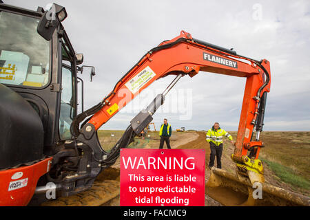 Reparatur von Schäden an den Küsten Küstenschutzes in Blakeney, Norfolk im Dezember 2013 Sturm Überspannungsschutz. Stockfoto