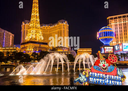 Die Bellagio Springbrunnen am Las Vegas Boulevard in der Abenddämmerung, Las Vegas, Nevada, USA, wahrscheinlich die meisten unhaltbar Stadt der Welt, Stockfoto