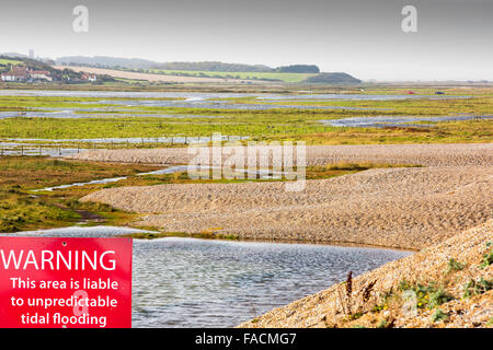 Schäden an den Küstenschutz durch die Sturmflut Dezember 2013 bei Cley auf der Küste von North Norfolk UK. Die riesigen Wellen co Stockfoto