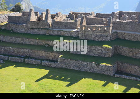 Die Sonne geht über den städtischen Sektor auf die Inkaruinen von Machu Picchu, Peru. Stockfoto