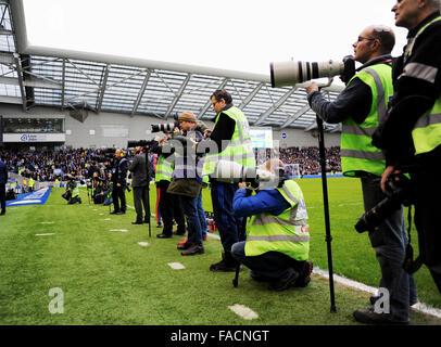 Sportfotografen bei einem Fußballspiel Stockfoto