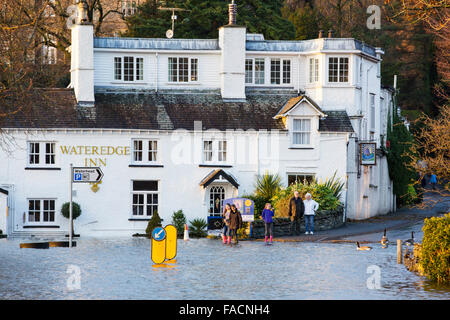 Die Stadtvilla Inn umgeben von Hochwasser nach Lake Windermere die Ufer in Ambleside im Lake District am Montag 7 t platzte Stockfoto