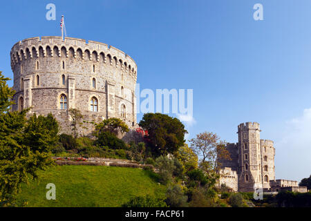 Der Runde (links) und König Edward III (rechts) Türme an Windsor Castle, Berkshire, England, UK Stockfoto