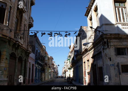Straßenszene mit Schuhe hängen vom Fahrdraht, Havanna, Kuba Stockfoto