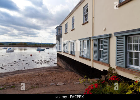 Eine Sammlung von Yachten und Motorboote vor Anker im Fluß Exe bei Topsham, Devon, England, UK Stockfoto