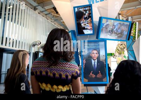 US-First Lady Michelle Obama sieht ihren Mann Präsident Barack Obama auf eine video-Präsentation in den USA-Pavillon auf der Weltausstellung 18. Juni 2015 in Mailand, Italien. Stockfoto