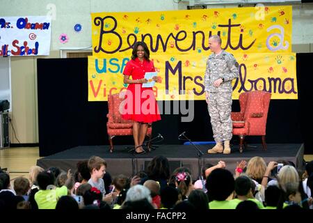 US-First Lady Michelle Obama schließt sich Oberst Robert L. Menist, Jr. lesen für Kinder von Service-Mitglieder in US-Armee Garnison Vicenza 19. Juni 2015 in Vicenza, Italien. Stockfoto