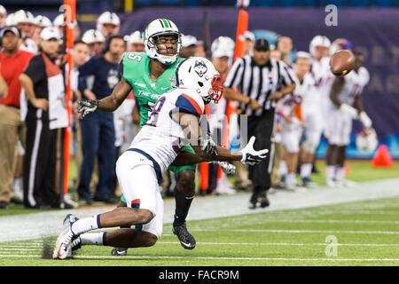 St. 26. Dezember 2015. Marshall donnernde Herde defensive zurück Keith Baxter (5) verhindert, dass Connecticut Huskies Wide Receiver Hergy Mayala (88) macht den Fang spät im 4. Quartal im Spiel zwischen Connecticut und Marshall in der Schüssel von St. Petersburg in St. Petersburg, FL Credit Bild: Del Mecum CSM/Alamy Live News Stockfoto