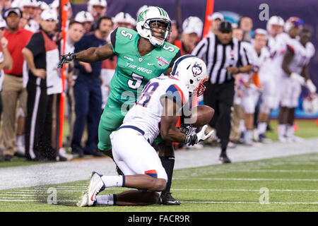 St. 26. Dezember 2015. Marshall donnernde Herde defensive zurück Keith Baxter (5) verhindert, dass Connecticut Huskies Wide Receiver Hergy Mayala (88) macht den Fang spät im 4. Quartal im Spiel zwischen Connecticut und Marshall in der Schüssel von St. Petersburg in St. Petersburg, FL Credit Bild: Del Mecum CSM/Alamy Live News Stockfoto
