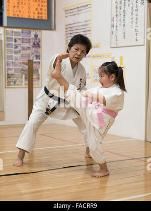 Nobuko Oshiro, Kyoshi, 8. Dan Okinawa Karate-Do Shorinryu, Taishinkan Verein unterrichten an ihr Dojo in Okinawa, Japan Stockfoto