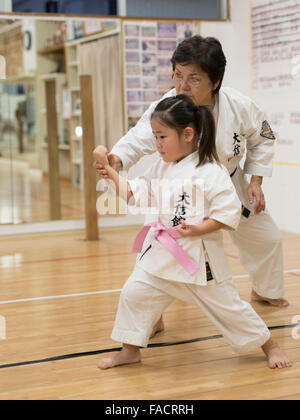 Nobuko Oshiro, Kyoshi, 8. Dan Okinawa Karate-Do Shorinryu, Taishinkan Verein unterrichten an ihr Dojo in Okinawa, Japan Stockfoto