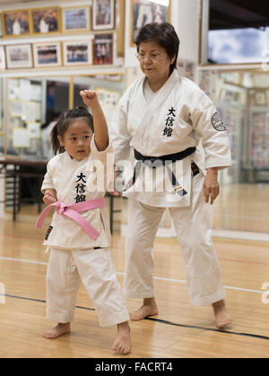 Nobuko Oshiro, Kyoshi, 8. Dan Okinawa Karate-Do Shorinryu, Taishinkan Verein unterrichten an ihr Dojo in Okinawa, Japan Stockfoto