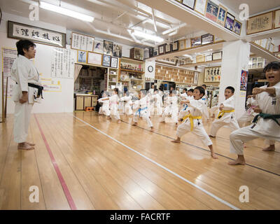 Nobuko Oshiro, Kyoshi, 8. Dan Okinawa Karate-Do Shorinryu, Taishinkan Verein unterrichten an ihr Dojo in Okinawa, Japan Stockfoto