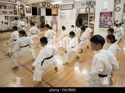 Nobuko Oshiro, Kyoshi, 8. Dan Okinawa Karate-Do Shorinryu, Taishinkan Verein unterrichten an ihr Dojo in Okinawa, Japan Stockfoto