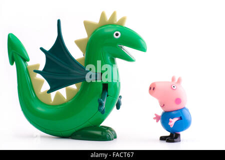 Tambow, Russische Föderation - 16. Dezember 2015 George Pig Spielzeug Charakter mit grüner Dinosaurier auf weißem Hintergrund. Studio gedreht. Stockfoto