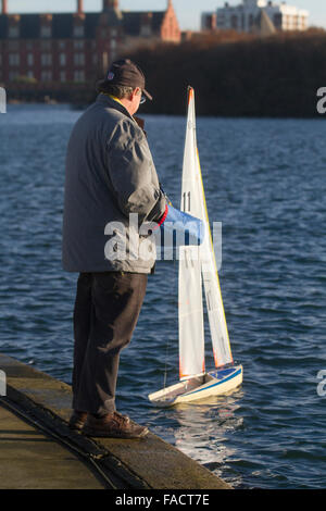 Radio control Yacht segeln auf einem Modell See zum Bootfahren. Die Internationale ein Meter (IOM) Beliebte RC Racing Yachten mit drei Segel Riggs; Radio Controlled Yachting, konkurrieren in Southport, Marine Lake, Merseyside, UK Stockfoto