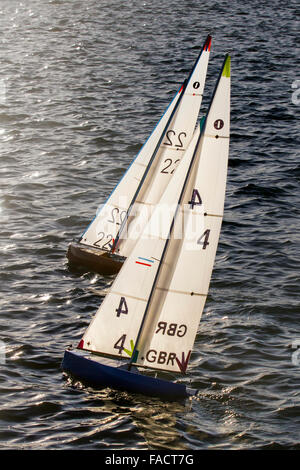 Funksteueryacht segelt auf einem Model Boating Lake. Die International One Meter (IOM) Regatta beliebte RC-Rennyachten, 2-Funktionen-Steuerung und 3 ein-​design-Rigs. Mit drei Segelrigs; Radio Controlled Yachting, Wettbewerb auf Southport, Marine Lake, Merseyside, VEREINIGTES KÖNIGREICH Stockfoto