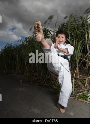 Nobuko Oshiro, Kyoshi, 8. Dan Okinawa Karate-Do Shorinryu, Taishinkan Association in den Zuckerrohrfeldern der Sashiki Stadt, O Stockfoto