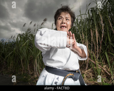 Nobuko Oshiro, Kyoshi, 8. Dan Okinawa Karate-Do Shorinryu, Taishinkan Association in den Zuckerrohrfeldern der Sashiki Stadt, O Stockfoto