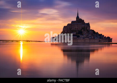 Ansicht des berühmten Mont-Saint-Michel bei Sonnenuntergang, Frankreich. Stockfoto