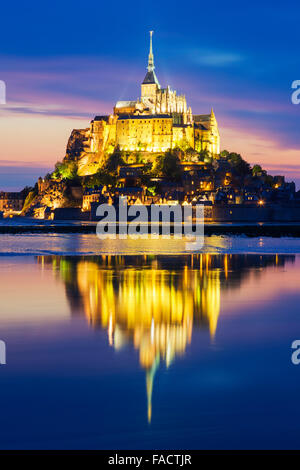 Ansicht des berühmten Mont-Saint-Michel bei Nacht, Frankreich. Stockfoto