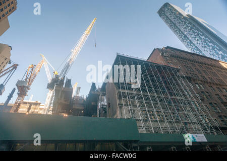 Der renommierten Art Students League französischen Renaissance Stil Wahrzeichen, wird direkt am West 57th Street in New York im Gerüstbau auf Sonntag, 20. Dezember 2015 für den Bau der Extell Entwicklung gesehen, 290 Fuß über der Liga freitragende wird. Die Liga erhielt $ 38,1 Millionen Entschädigung für ihre Air-Rechte. Der neue Wolkenkratzer werden Luxus-Eigentumswohnungen und ein Kaufhaus Nordstrom. Der One57 Milliardär Turm ist auf der rechten Seite. (© Richard B. Levine) Stockfoto