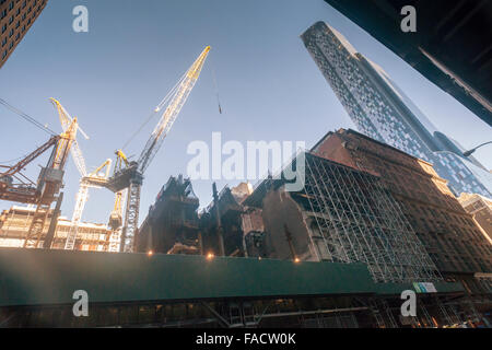 Der renommierten Art Students League französischen Renaissance Stil Wahrzeichen, wird direkt am West 57th Street in New York im Gerüstbau auf Sonntag, 20. Dezember 2015 für den Bau der Extell Entwicklung gesehen, 290 Fuß über der Liga freitragende wird. Die Liga erhielt $ 38,1 Millionen Entschädigung für ihre Air-Rechte. Der neue Wolkenkratzer werden Luxus-Eigentumswohnungen und ein Kaufhaus Nordstrom. Der One57 Milliardär Turm ist auf der rechten Seite. (© Richard B. Levine) Stockfoto