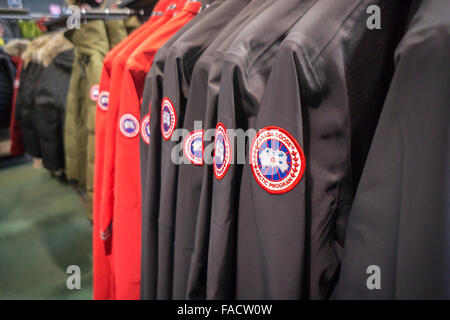 Kanada-Gans Marke Parkas im Ladengeschäft am Freitag, 18. Dezember 2015 in New York. Hersteller und Händler von Oberbekleidung wie Columbia und North Face sehen jäh Umsatzrückgang Käufer haben Probleme beim Kauf von Winterkleidung bei warmem Wetter. Der einzige Lichtblick ist die Kanadagans, die wegen ihrer Popularität noch ihre $1000 + Parkas ist als ein modisches Statement zu verkaufen. (© Richard B. Levine) Stockfoto
