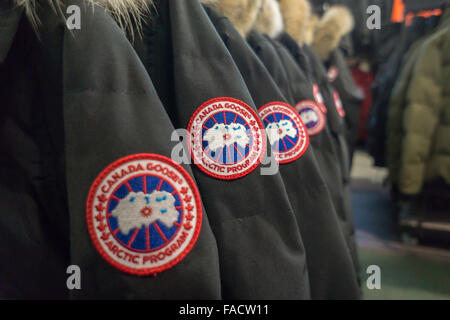 Kanada-Gans Marke Parkas im Ladengeschäft am Freitag, 18. Dezember 2015 in New York. Hersteller und Händler von Oberbekleidung wie Columbia und North Face sehen jäh Umsatzrückgang Käufer haben Probleme beim Kauf von Winterkleidung bei warmem Wetter. Der einzige Lichtblick ist die Kanadagans, die wegen ihrer Popularität noch ihre $1000 + Parkas ist als ein modisches Statement zu verkaufen. (© Richard B. Levine) Stockfoto