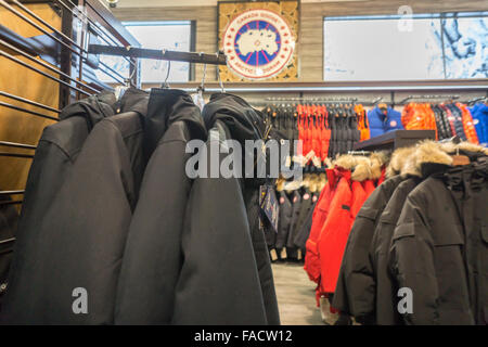 Kanada-Gans und andere Marke Parkas im Ladengeschäft am Freitag, 18. Dezember 2015 in New York. Hersteller und Händler von Oberbekleidung wie Columbia und North Face sehen jäh Umsatzrückgang Käufer haben Probleme beim Kauf von Winterkleidung bei warmem Wetter. Der einzige Lichtblick ist die Kanadagans, die wegen ihrer Popularität noch ihre $1000 + Parkas ist als ein modisches Statement zu verkaufen. (© Richard B. Levine) Stockfoto