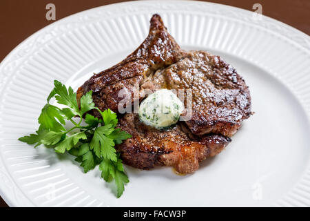 Saftiges Rib Kalbssteak mit grünem Öl Stockfoto