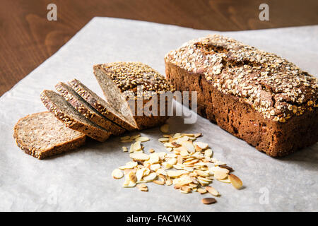 Selbstgebackenes Brot Brote und Scheiben mit Sonnenblumen, Sesam und Kürbis Stockfoto