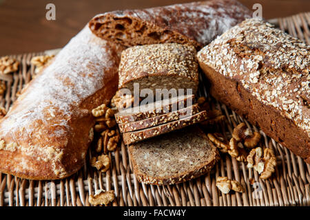 Selbstgebackenes Brot Brote und Scheiben mit Sonnenblumen, Sesam und Kürbis Stockfoto