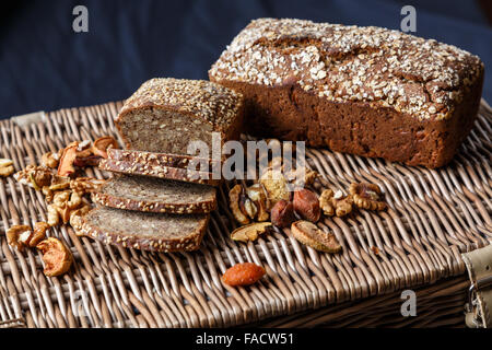 Selbstgebackenes Brot Brote und Scheiben mit Sonnenblumen, Sesam und Kürbis Stockfoto