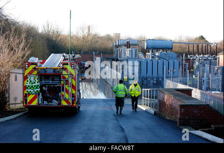 Malrosegate Kraftwerk, York, UK. 27. Dezember 2015. North Yorkshire Fire Besatzungen wurden mit hohen Volumen Pumpen als Ausrüstung zu 50.000 Häuser verlieren dort macht. Das Kraftwerk liefert 2/3 von York und der näheren Umgebung. Ein Sprecher von nördlichen Raster sagte, dass sie zu kämpfen haben, der macht das Wasser zu sparen ist nur die Buchten von den Vermittlungseinrichtungen schlagen. Bildnachweis: Uknip/Alamy Live-Nachrichten Stockfoto