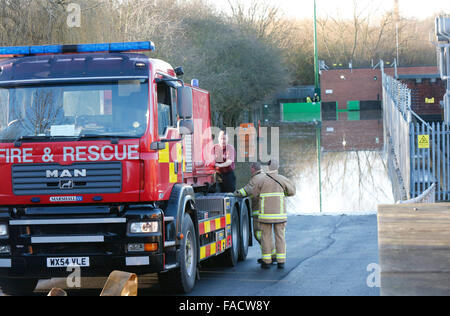 Malrosegate Kraftwerk, York, UK. 27. Dezember 2015. North Yorkshire Fire Besatzungen wurden mit hohen Volumen Pumpen als Ausrüstung zu 50.000 Häuser verlieren dort macht. Das Kraftwerk liefert 2/3 von York und der näheren Umgebung. Ein Sprecher von nördlichen Raster sagte, dass sie zu kämpfen haben, der macht das Wasser zu sparen ist nur die Buchten von den Vermittlungseinrichtungen schlagen. Bildnachweis: Uknip/Alamy Live-Nachrichten Stockfoto