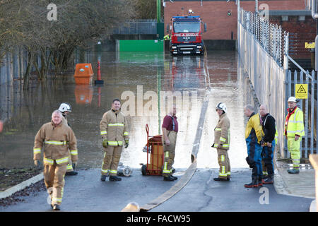 Malrosegate Kraftwerk, York, UK. 27. Dezember 2015. North Yorkshire Fire Besatzungen wurden mit hohen Volumen Pumpen als Ausrüstung zu 50.000 Häuser verlieren dort macht. Das Kraftwerk liefert 2/3 von York und der näheren Umgebung. Ein Sprecher von nördlichen Raster sagte, dass sie zu kämpfen haben, der macht das Wasser zu sparen ist nur die Buchten von den Vermittlungseinrichtungen schlagen. Bildnachweis: Uknip/Alamy Live-Nachrichten Stockfoto