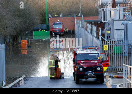 Malrosegate Kraftwerk, York, UK. 27. Dezember 2015. North Yorkshire Fire Besatzungen wurden mit hohen Volumen Pumpen als Ausrüstung zu 50.000 Häuser verlieren dort macht. Das Kraftwerk liefert 2/3 von York und der näheren Umgebung. Ein Sprecher von nördlichen Raster sagte, dass sie zu kämpfen haben, der macht das Wasser zu sparen ist nur die Buchten von den Vermittlungseinrichtungen schlagen. Bildnachweis: Uknip/Alamy Live-Nachrichten Stockfoto