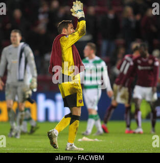 Tynecastle Stadium, Edinburgh, Schottland. 27. Dezember 2015. Scottish Premier League. Celtic gegen Heart of Midlothian FC. Neil Alexander begrüßt die Unterstützung nach dem Schlusspfiff © Action Plus Sport/Alamy Live News Stockfoto