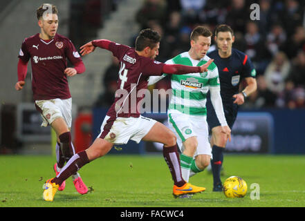 Tynecastle Stadium, Edinburgh, Schottland. 27. Dezember 2015. Scottish Premier League. Celtic gegen Heart of Midlothian FC. Callum Mcgregor und Miguel Pallardo © Aktion Plus Sport/Alamy Live-Nachrichten Stockfoto