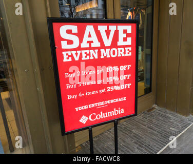 Günstige Kleidung in einem Columbia Sportswear Store in New York auf Freitag, 18. Dezember 2015. Hersteller und Händler von Oberbekleidung wie Columbia und North Face sehen jäh Umsatzrückgang Käufer haben Probleme beim Kauf von Winterkleidung bei warmem Wetter. Der einzige Lichtblick ist die Kanadagans, die wegen ihrer Popularität noch ihre $1000 + Parkas ist als ein modisches Statement zu verkaufen. (© Richard B. Levine) Stockfoto