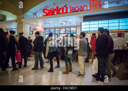 Käufer pack die Foodcourt in der Queens Center Mall im Stadtteil Queens in New York auf dem so genannten Super Samstag, December19, 2015. Restaurant und Food-Service-Vertrieb sollen Käufer hinzufügen dining in ihren Warenkorb Expeditionen zu erhöhen.  (© Richard B. Levine) Stockfoto