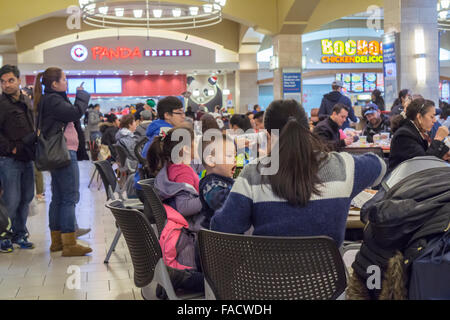 Käufer pack die Foodcourt in der Queens Center Mall im Stadtteil Queens in New York auf dem so genannten Super Samstag, December19, 2015. Restaurant und Food-Service-Vertrieb sollen Käufer hinzufügen dining in ihren Warenkorb Expeditionen zu erhöhen.  (© Richard B. Levine) Stockfoto