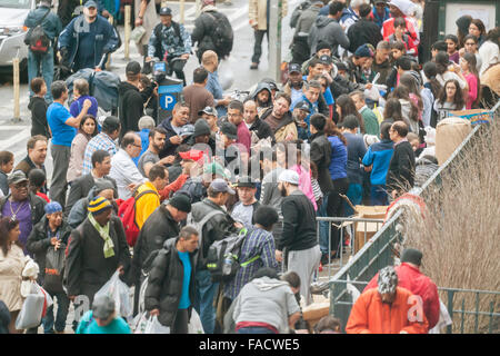 Freiwillige verteilen warmes Wetter Kleidung, Decken und andere Requisiten für die Obdachlosen und Armen vor der Kirche der Heiligen Apostel in Chelsea in New York am Heiligabend, 24. Dezember 2015.  (© Richard B. Levine) Stockfoto