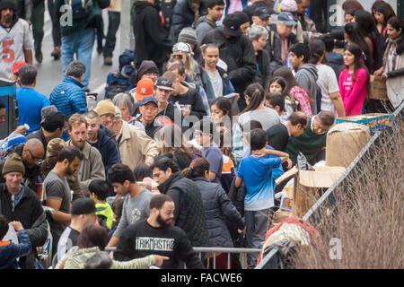 Freiwillige verteilen warmes Wetter Kleidung, Decken und andere Requisiten für die Obdachlosen und Armen vor der Kirche der Heiligen Apostel in Chelsea in New York am Heiligabend, 24. Dezember 2015.  (© Richard B. Levine) Stockfoto